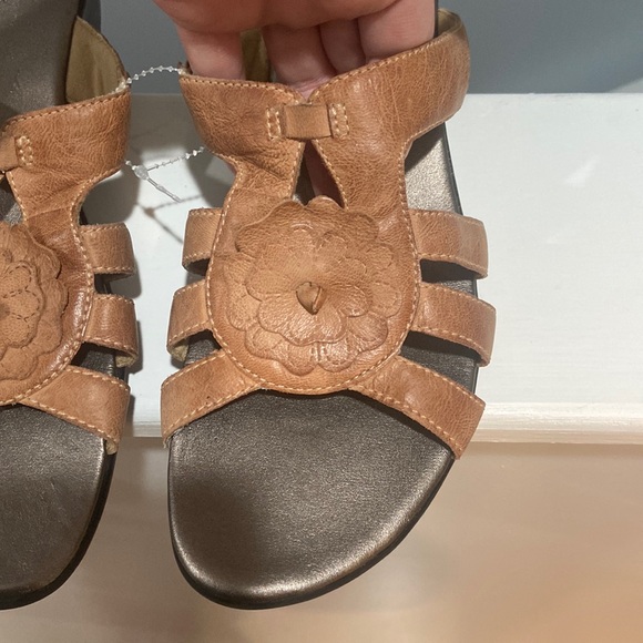CLARKS Bendables Leather Wedge Sandals tan color Women's Sz 10M adorable flower - Picture 4 of 16
